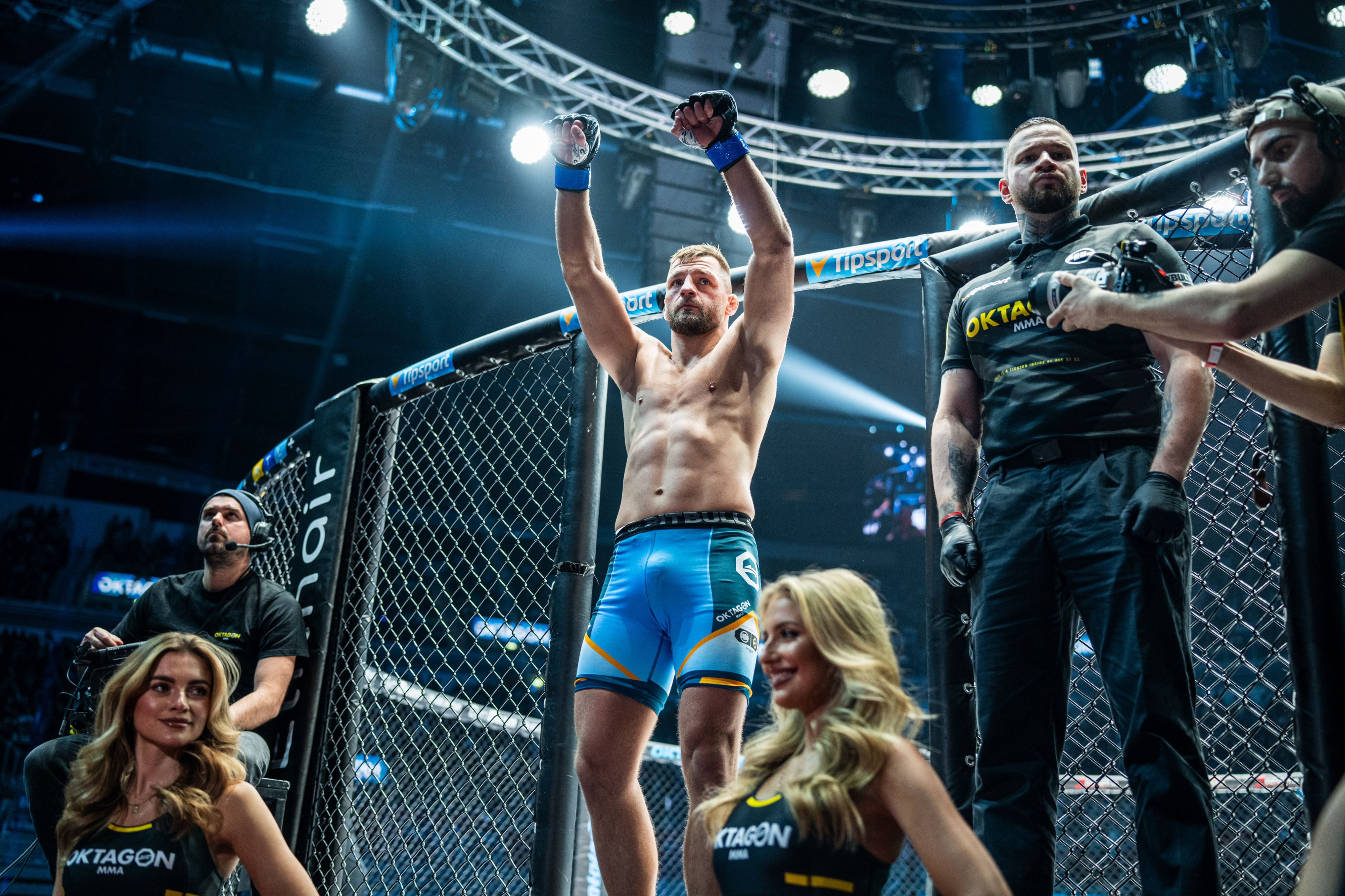 Rus ayollar va yigitlar ishtirokida porno Ikki jins bilan